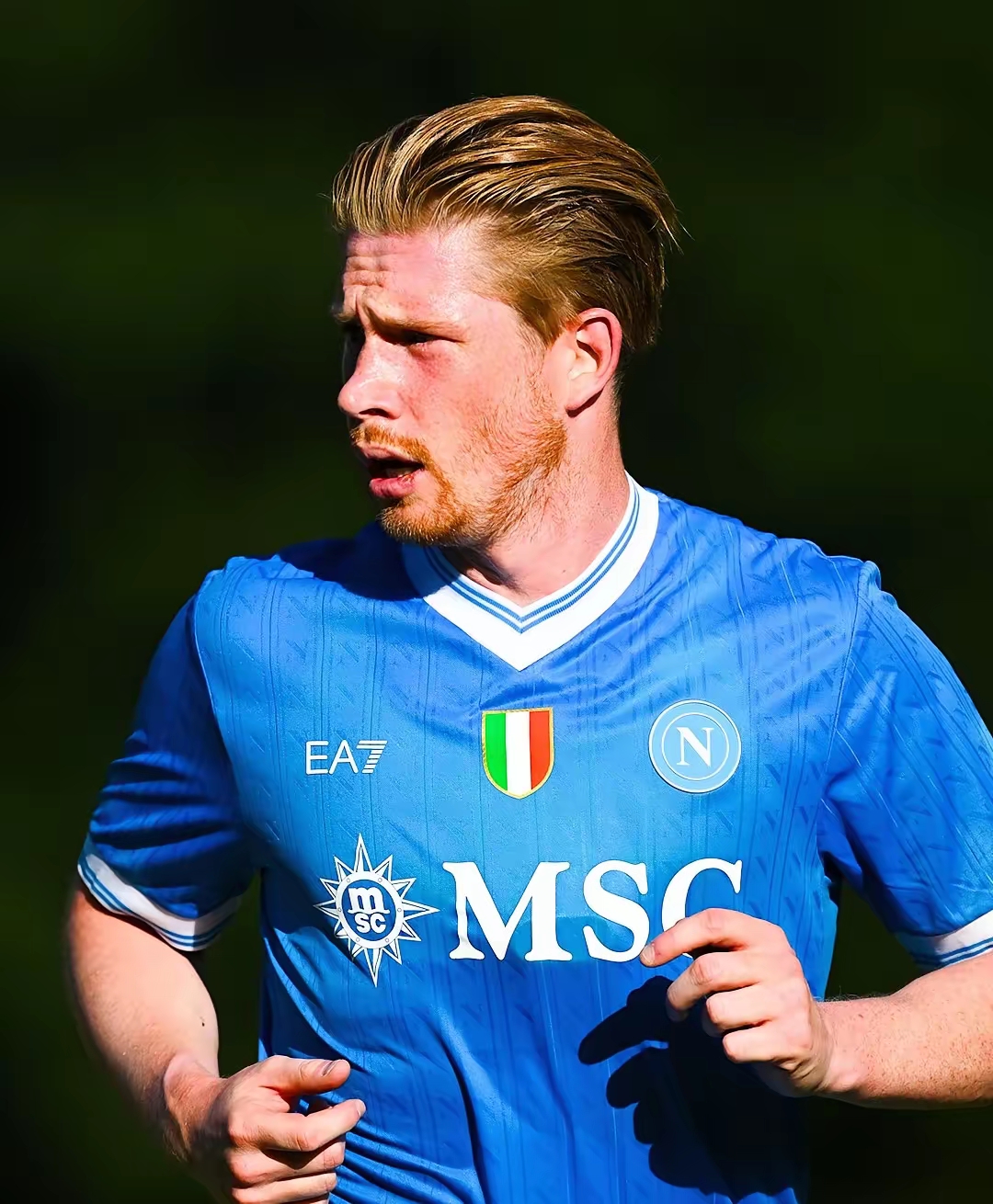 芒特进球后奔向B费，眼神启动诠释默契