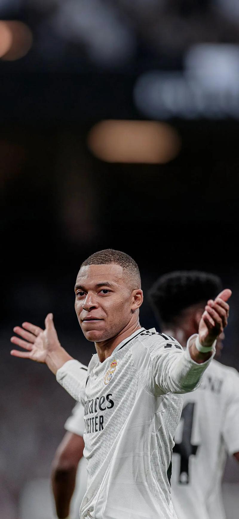 葡萄牙中场米德当选U17世界杯MVP，哈维为他颁奖